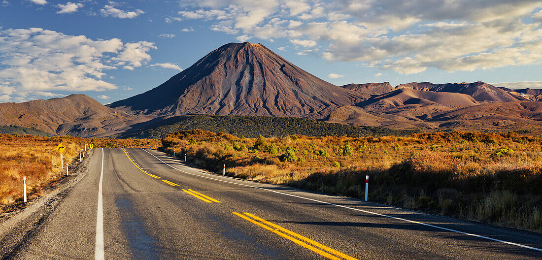 State Highway Number 1, Mount Ngauruhoe, Tongariro Nationalpark, Manawatu-Manganui, North Island, New Zealand