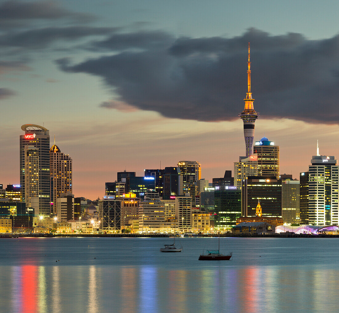 Stanley Bay und Skyline Auckland im Abendlicht, Nordinsel, Neuseeland