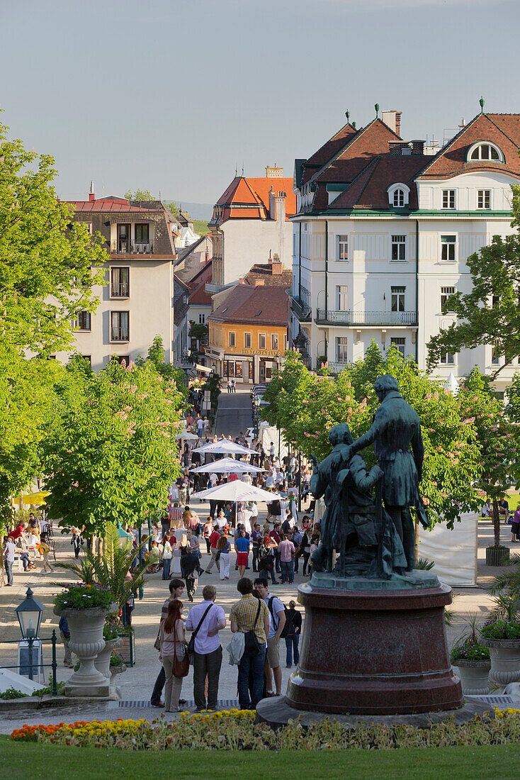 Lanner und Strauss Statue, Weinfestival, Kurpark, Baden bei Wien, Niederösterreich, Österreich