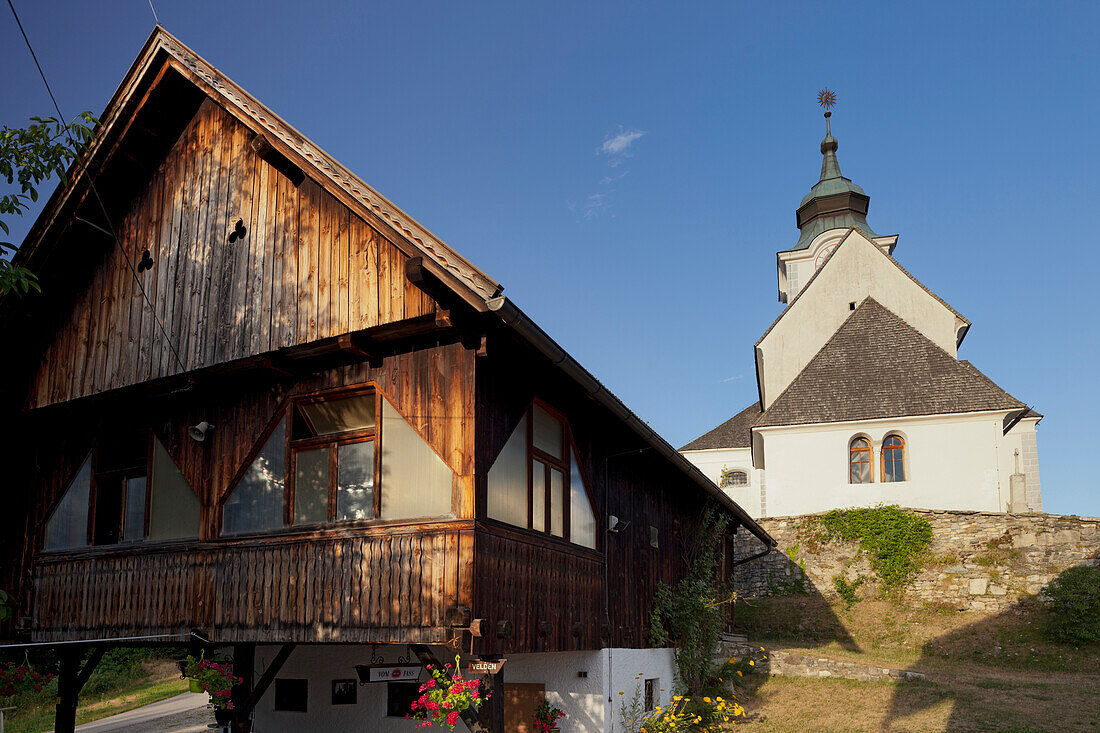 Bauernhaus, Kirche Sternberg, Kärnten, Österreich