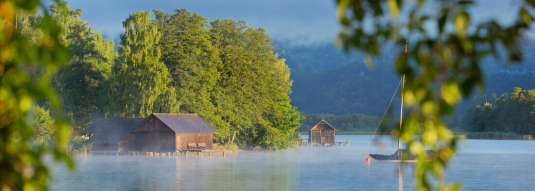 Boot on Lake Woerthersee, Road along the southern shore near Maria Woerth, Carinthia, Austria