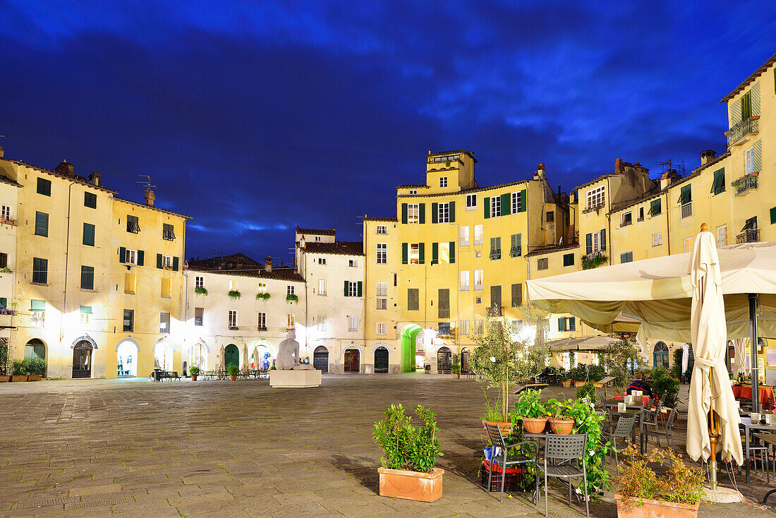 Piazza Anfiteatro Romano bei Nacht, Lucca, Toskana, Italien