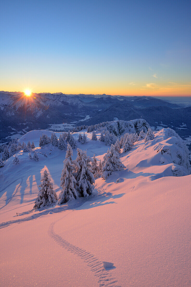 Winterlandschaft im Sonnenuntergang, Breitenstein, Mangfallgebirge, Bayerische Voralpen, Oberbayern, Bayern, Deutschland