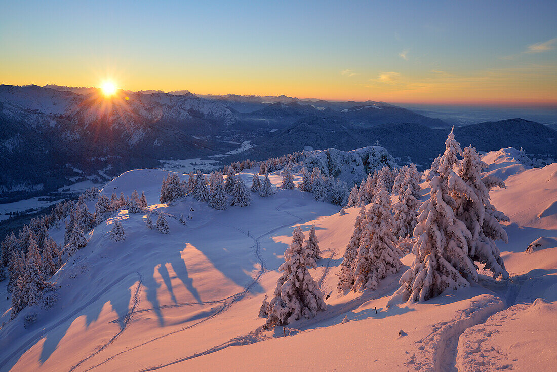Winterlandschaft im Sonnenuntergang, Breitenstein, Mangfallgebirge, Bayerische Voralpen, Oberbayern, Bayern, Deutschland