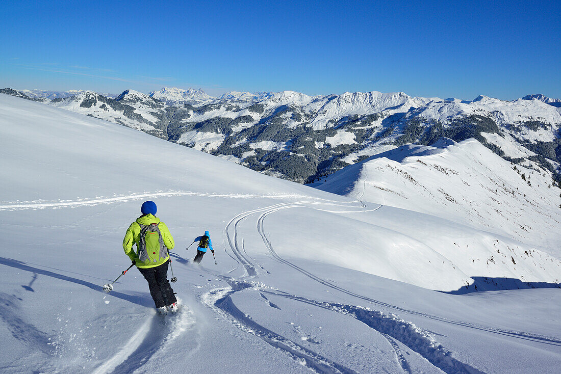 Zwei Frauen auf Skitour fahren vom Steinberg ab, Steinberg, Kitzbüheler Alpen, Tirol, Österreich