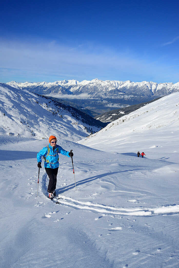 Skitourgeherin steigt zum Kleinen Gilfert auf, Karwendel im Hintergrund, Kleiner Gilfert, Tuxer Alpen, Tirol, Österreich