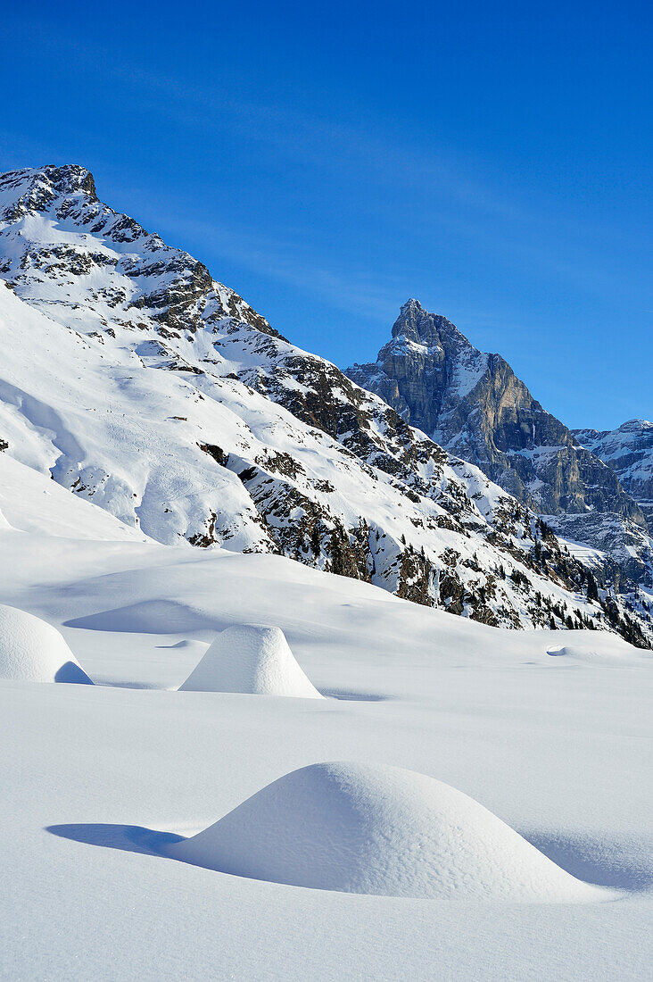 Snow-covered boulders, Tribulaun in background, Agglsspitze, Pflersch valley, Stubai Alps, South Tyrol, Italy