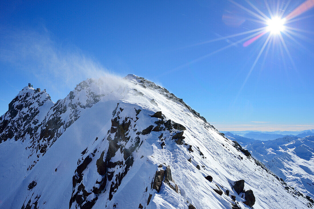 Schneefahnen wehen über Gipfel der Agglsspitze, Pflerschtal, Stubaier Alpen, Südtirol, Italien