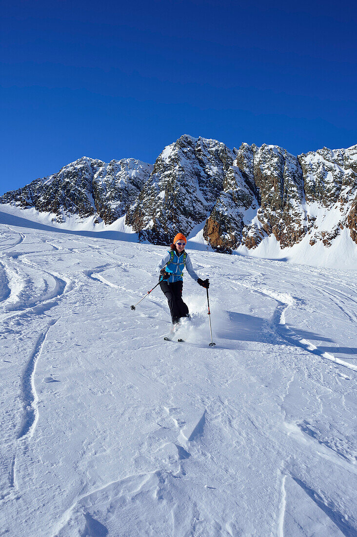 Frau auf Skitour fährt von der Agglsspitze ab, Agglsspitze, Pflerschtal, Stubaier Alpen, Südtirol, Italien