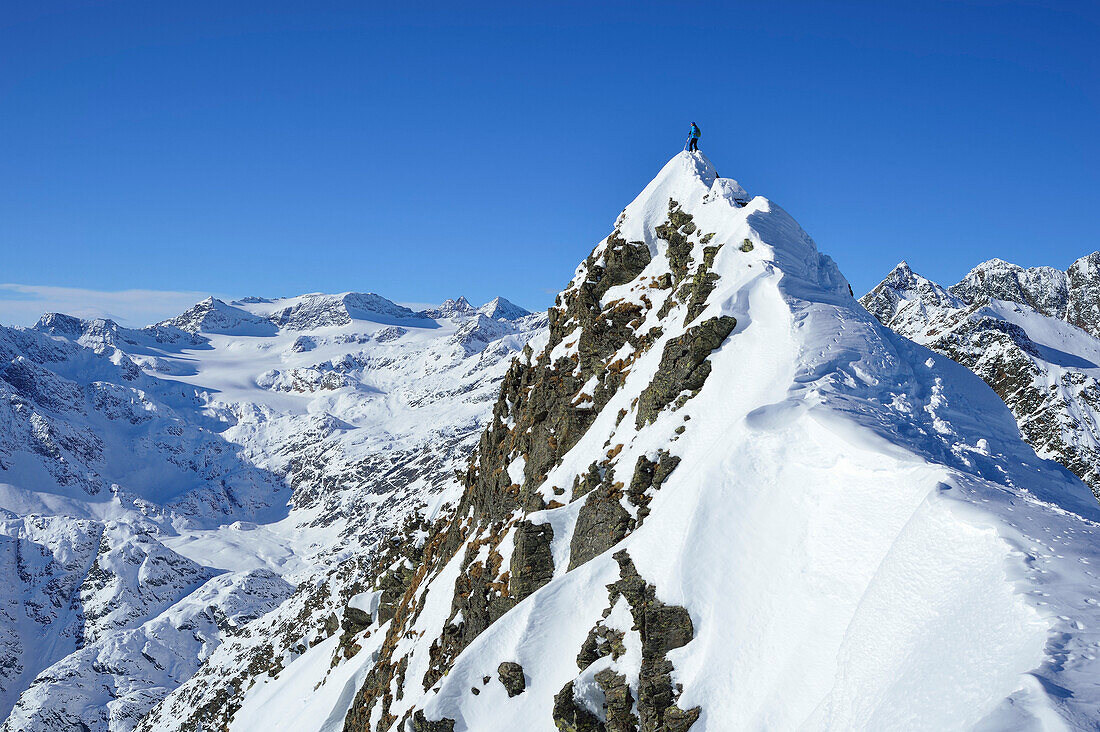 Frau steht auf Gipfel des Äußeren Hocheck, Pflerschtal, Stubaier Alpen, Südtirol, Italien