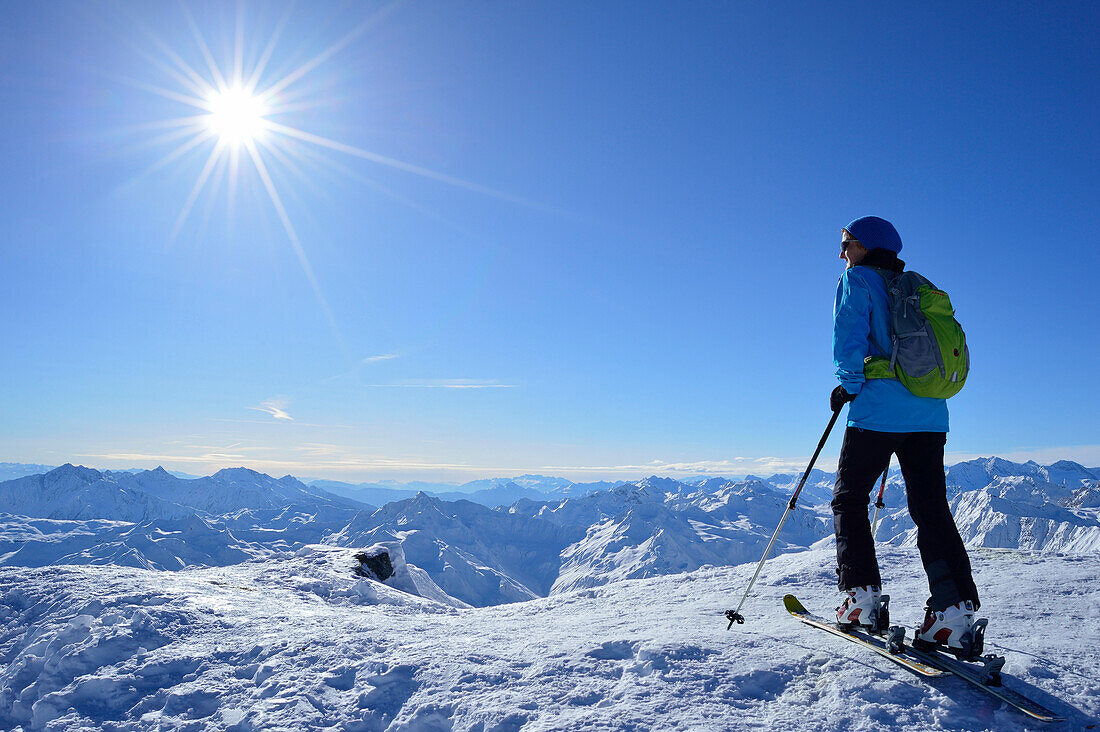 Skitourgeherin blickt auf Sarntaler Alpen und Stubaier Alpen, Äußeres Hocheck, Pflerschtal, Stubaier Alpen, Südtirol, Italien