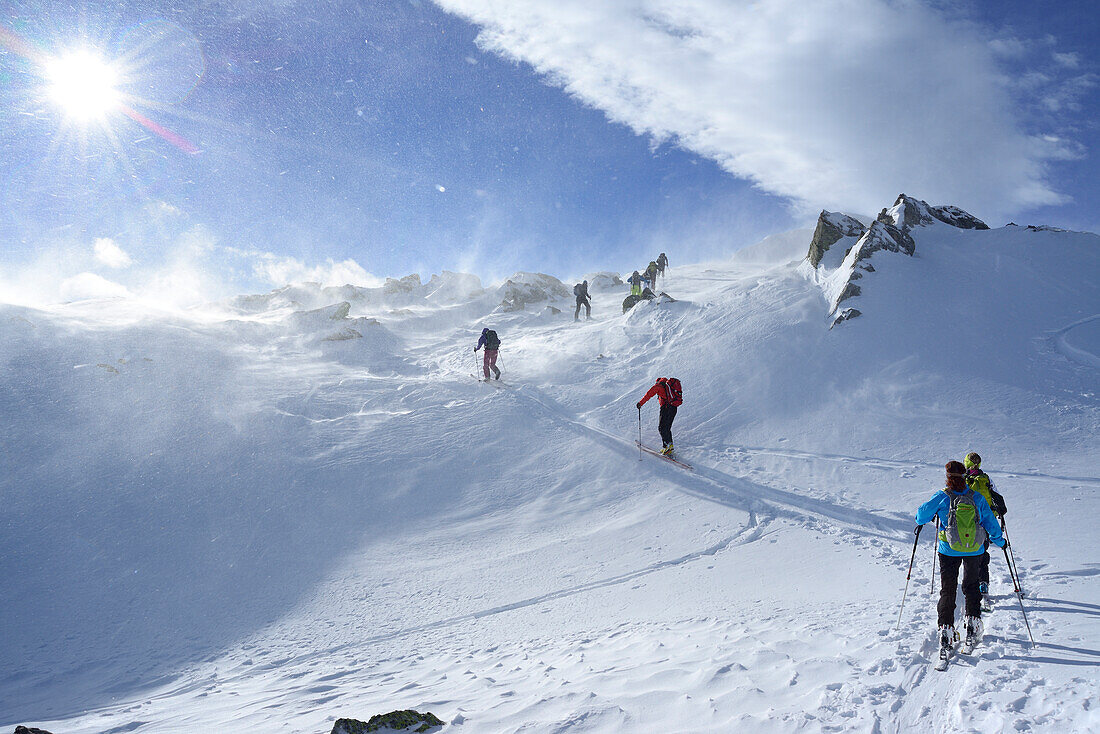 Skitourengeher steigen durch Schneesturm zum Regenfeldjoch auf, Langer Grund, Kitzbüheler Alpen, Tirol, Österreich