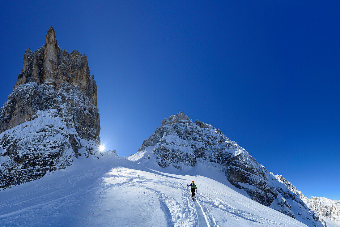 Skitourengeherin steigt zur Cristallo Scharte auf, Piz Popena und Monte Cristallo im Hintergrund, Cristallo, Dolomiten, Belluno, Venetien, Italien