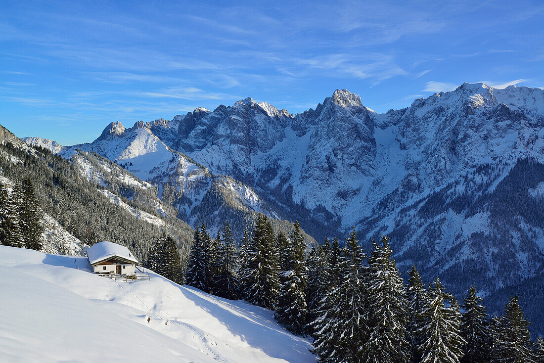 Verschneite Alm vor Wilder Kaiser mit Totenkirchl, Karlspitzen, Ellmauer Halt und Sonneck, Kaisertal, Wilder Kaiser, Kaisergebirge, Tirol, Österreich