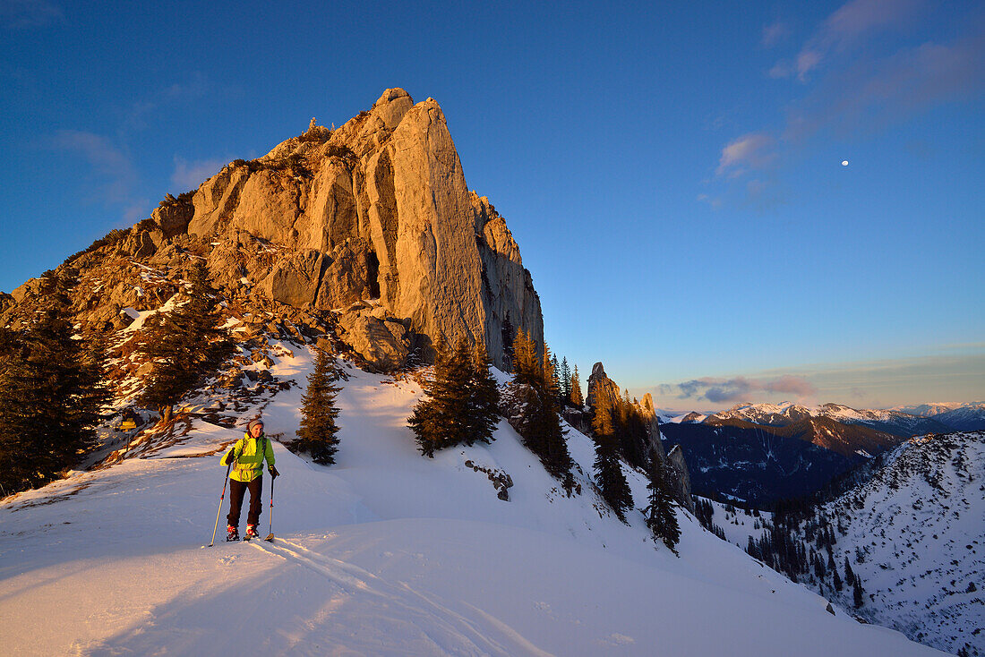 Skitourengeherin steigt zum Risserkogel auf, Blankenstein im Hintergrund, Bayerischen Voralpen, Oberbayern, Bayern, Deutschland