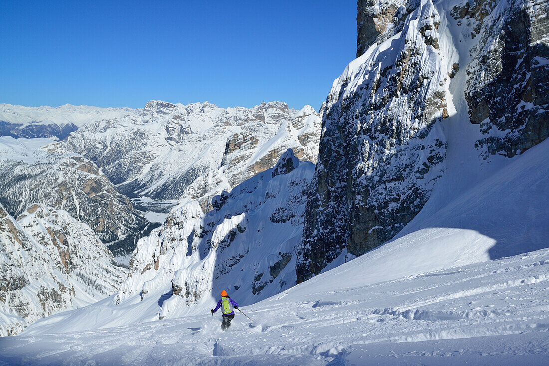 Frau auf Skitour fährt von der Cristallo Scharte ab, Cristallo, Dolomiten, Belluno, Venetien, Italien