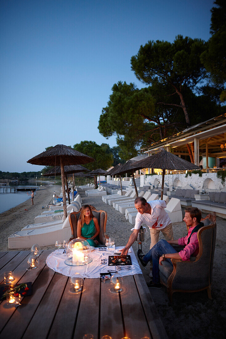Abendessen bei Kerzenschein am Strand, Ekies All Senses Resort, Vourvourou, Sithonia, Chalkidiki, Griechenland