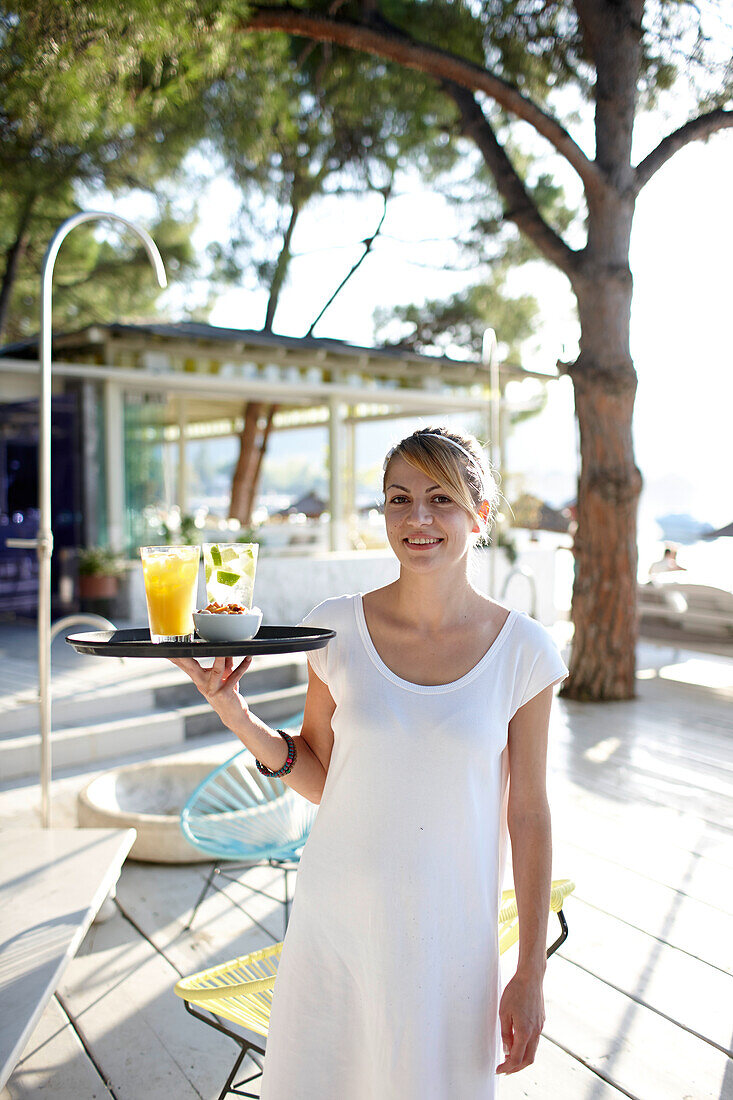 Kellnerin Ireni serviert Drinks, Restaurant Koutali, Ekies All Senses Resort, Vourvourou, Sithonia, Chalkidiki, Griechenland