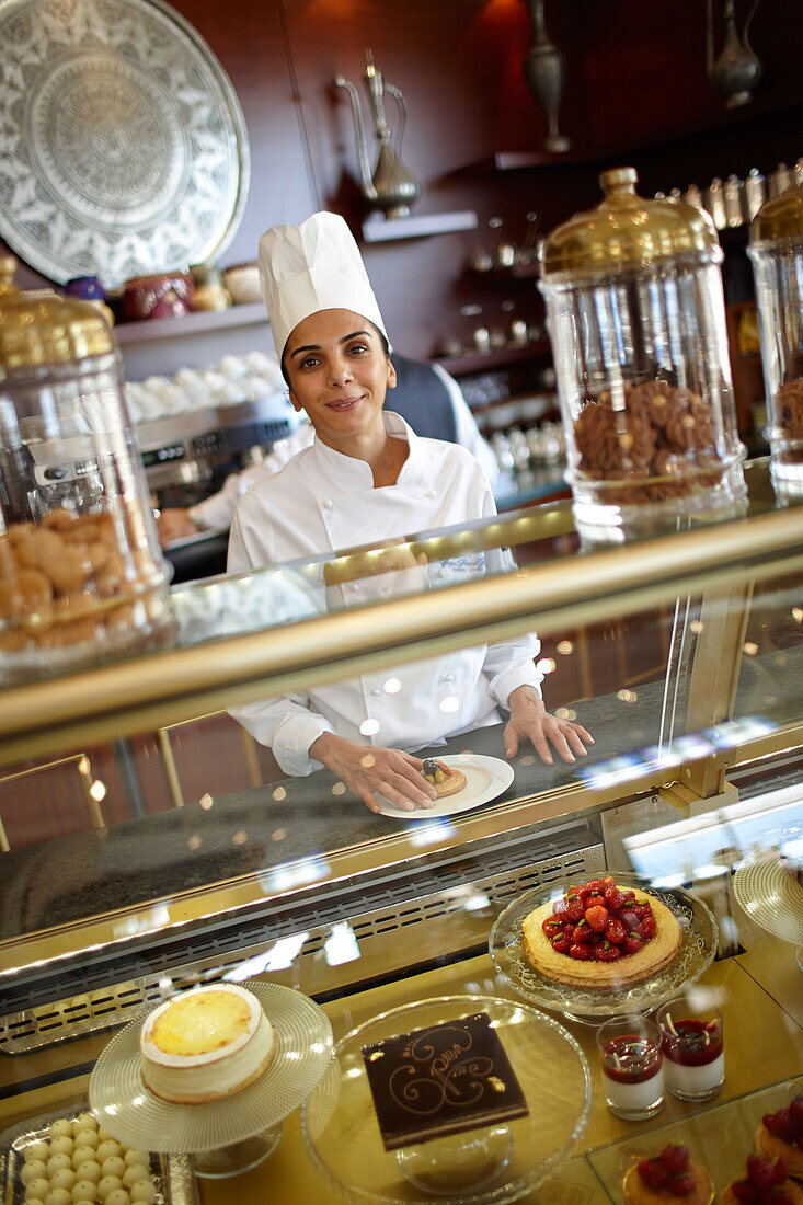 Konditorin an der Bar der Gazebo Lounge, Hotel Ciragan Palace Kempinski, Istanbul, Türkei