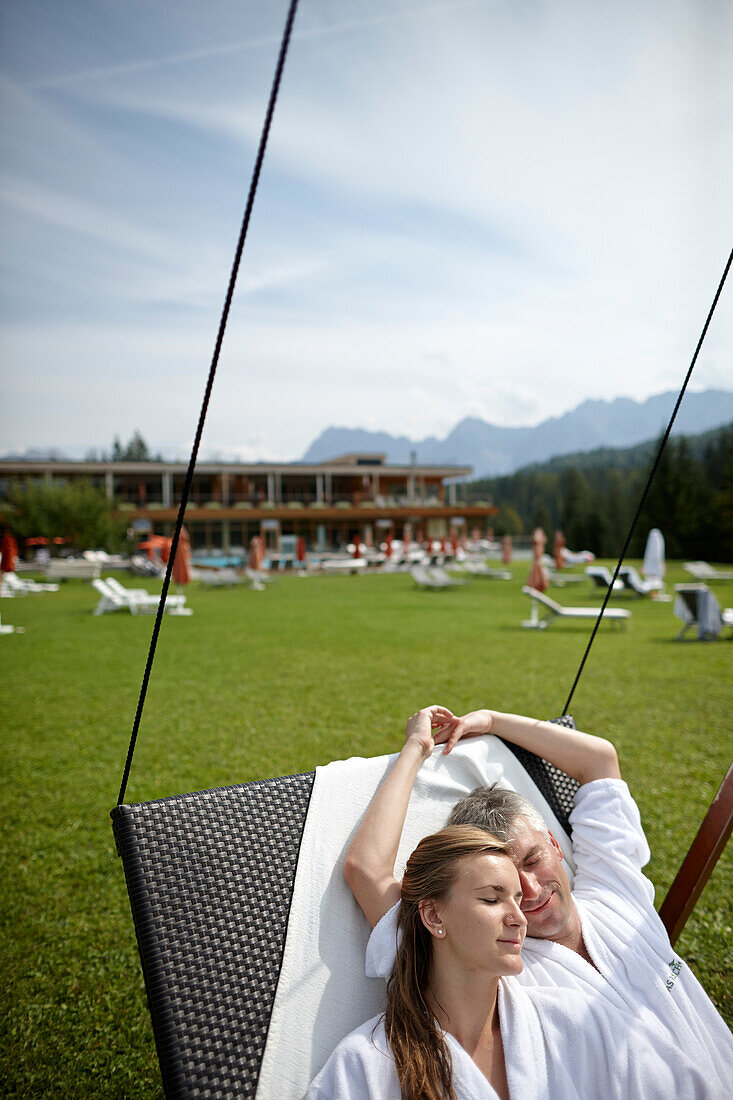 Paar entspannt auf einem Liegestuhl, Hotel Das Kranzbach, Klais, Krün, Oberbayern, Bayern, Deutschland
