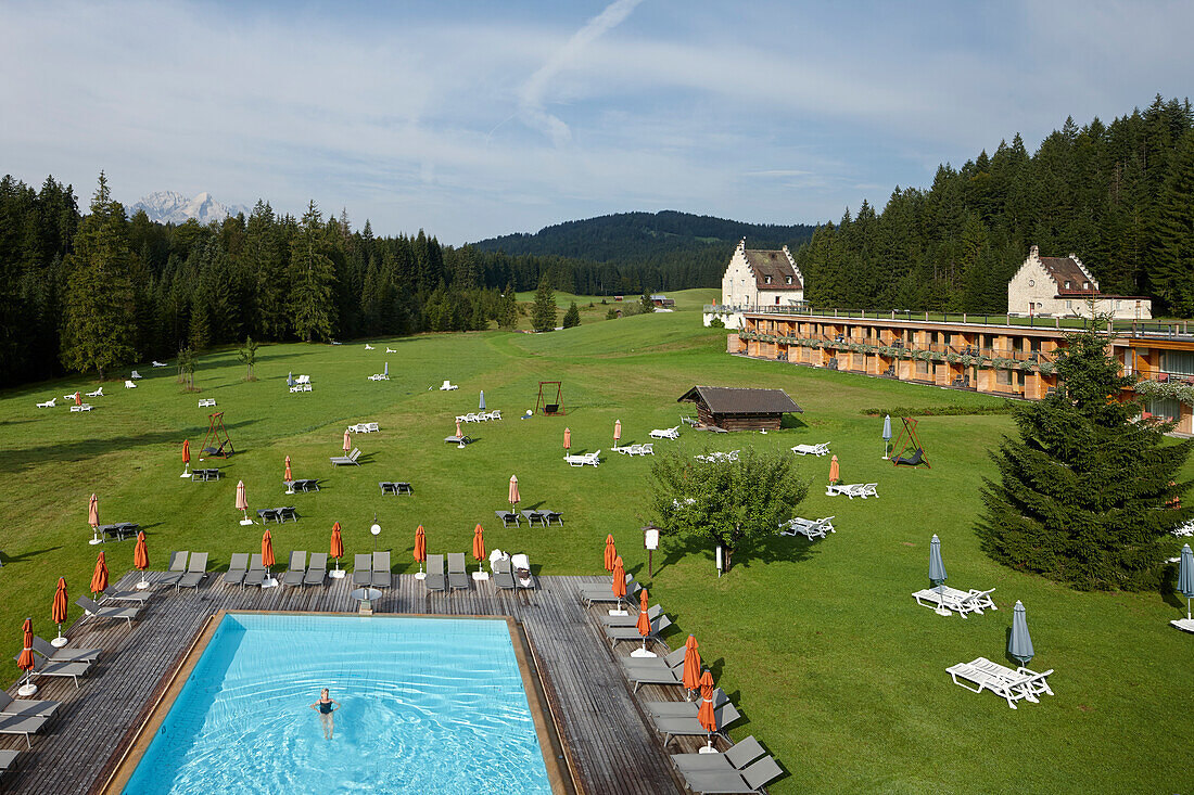 Hotelanlage mit Außenpool und Liegestühlen, Das Hotel Kranzbach, Klais, Krün, Oberbayern, Bayern, Deutschland
