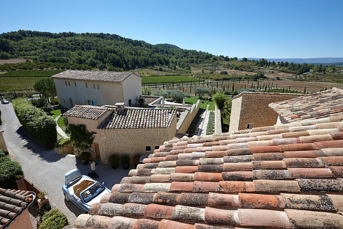 Blick über die Dächer des Hotels Les Andeols, Saint-Saturnin-les-Apt, Provence, Frankreich