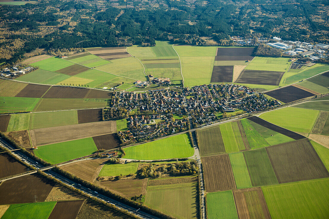 Luftaufnahme, Dorf mit Wiesen und Feldern, Aying, Oberbayern, Bayern, Deutschland