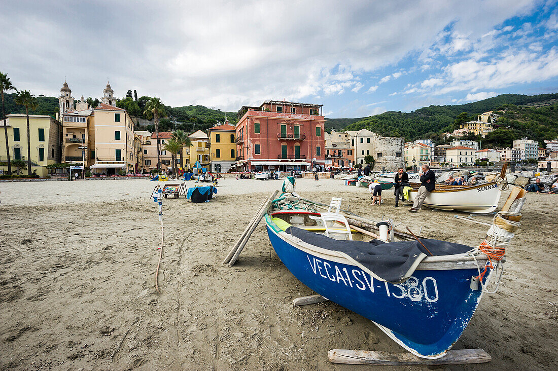 Strand mit Fischerboote, Laigueglia, Provinz Savona, Riviera di Ponente, Ligurien, Italien