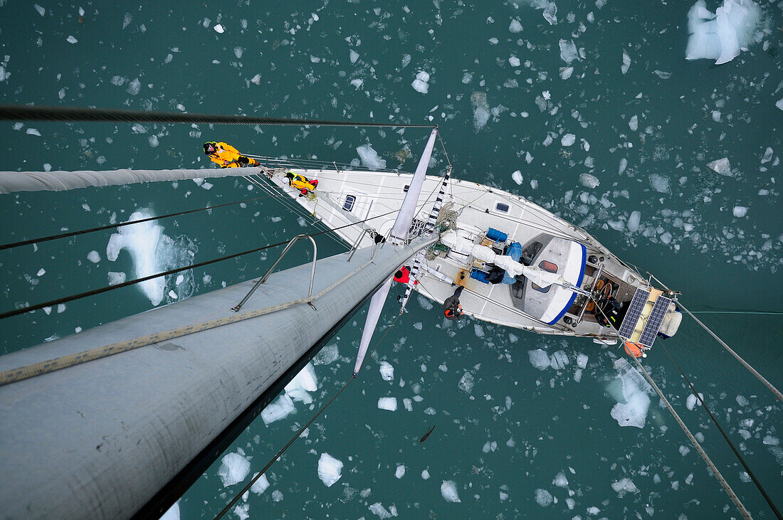 Blick vom Mast auf Segelboot inmitten von Gletschereis, Fjordo Pia, Cordillera Darwin, Feuerland, Chile