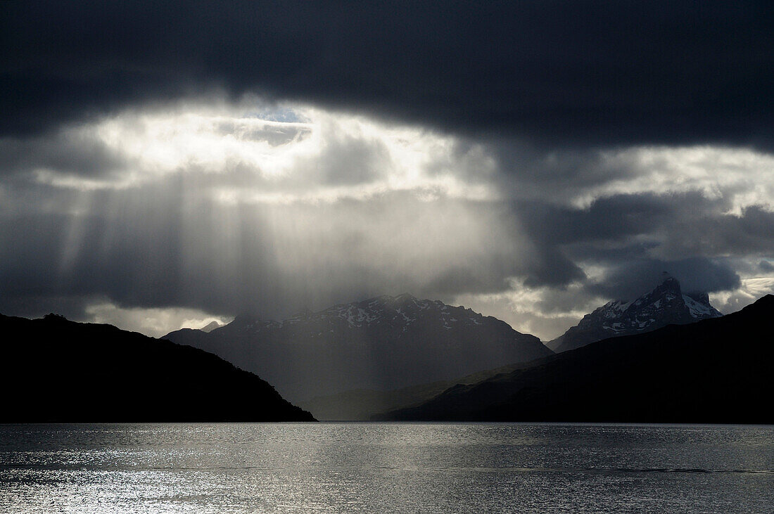 Gegenlichtstimmung in der Caleta Escandallo, Martinez Fjord, Feuerland, Chile