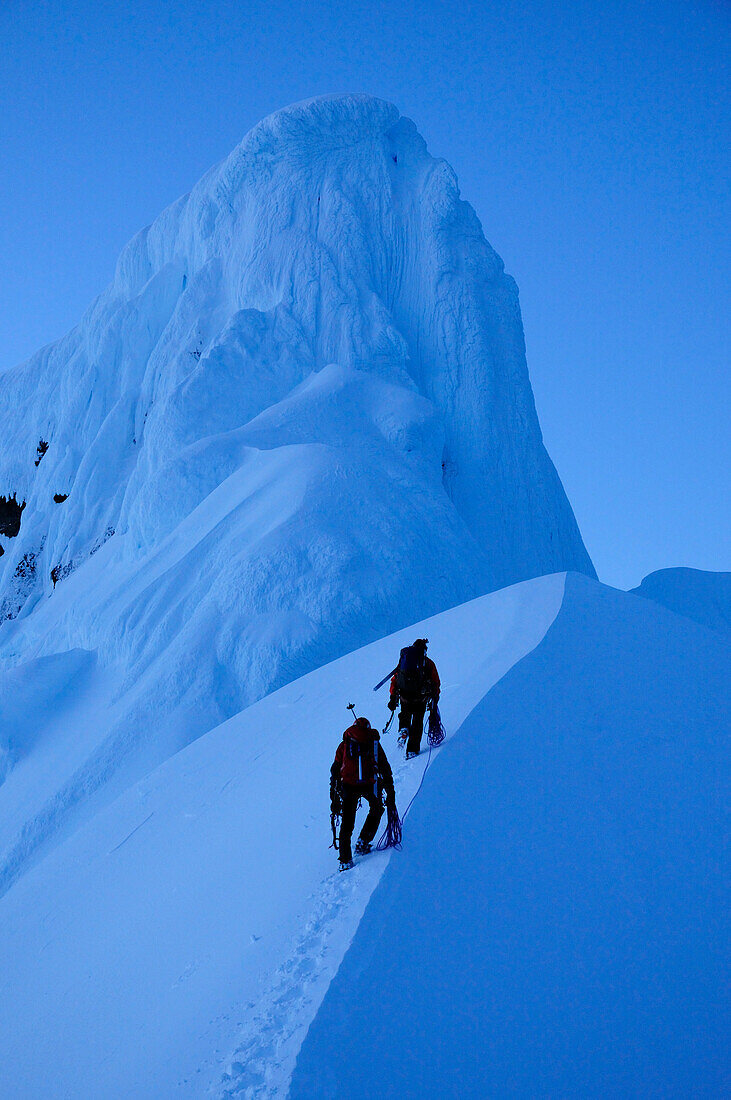 Zwei Bergsteiger im Aufstieg zum Westgipfel des Monte Sarmiento, Cordillera Darwin, Feuerland, Chile