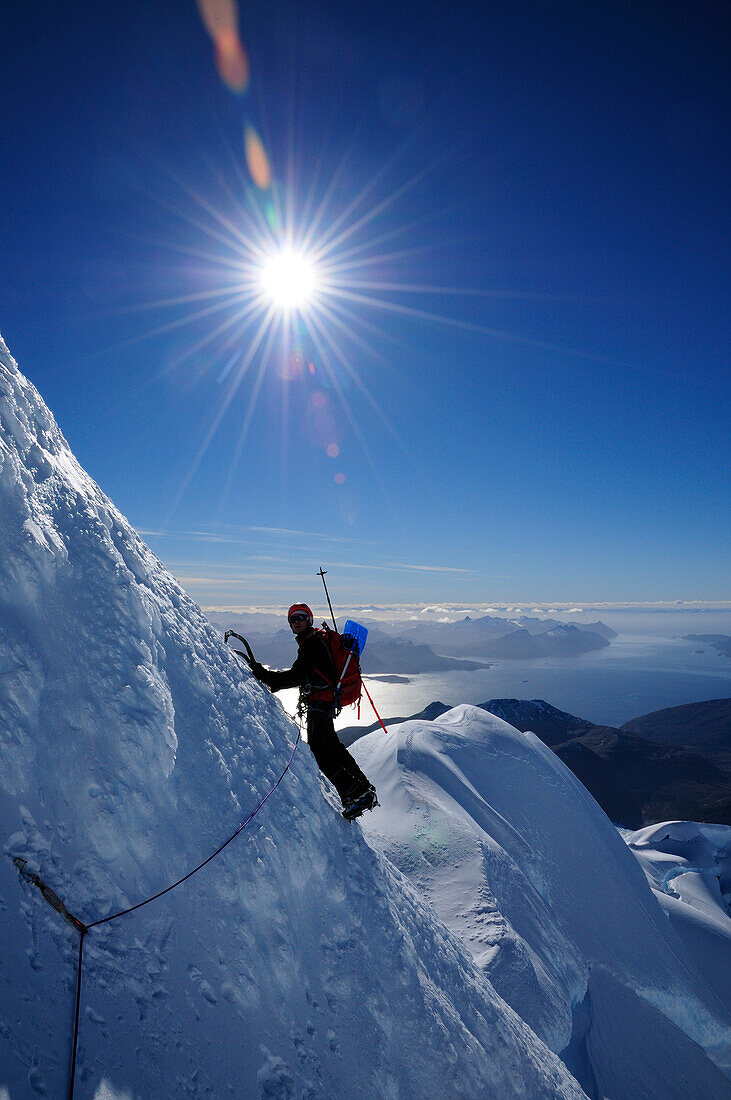 Bergsteiger in der Nordwand des Monte Sarmiento, Cordillera Darwin, Feuerland, Chile