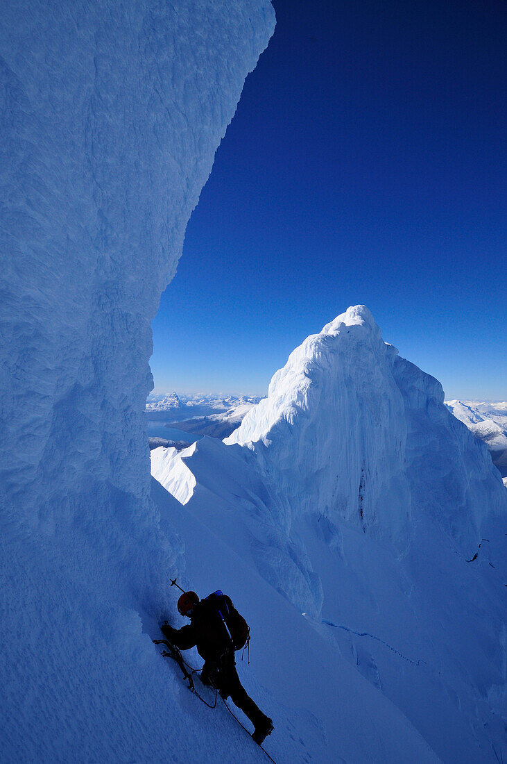 Bergsteiger unterhalb von einem Eispilz am Westgipfel des Monte Sarmiento, Cordillera Darwin, Feuerland, Chile