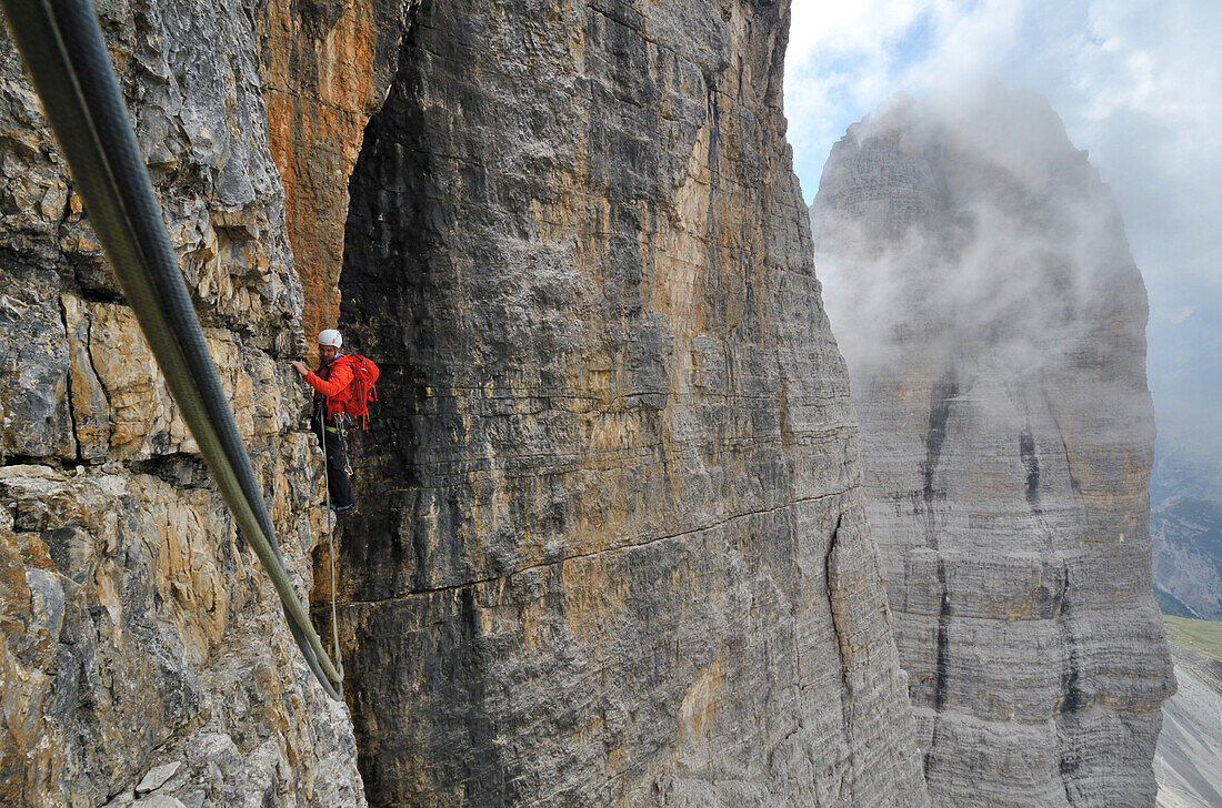 Kletterer in einer Wand, Dolomiten, Italien