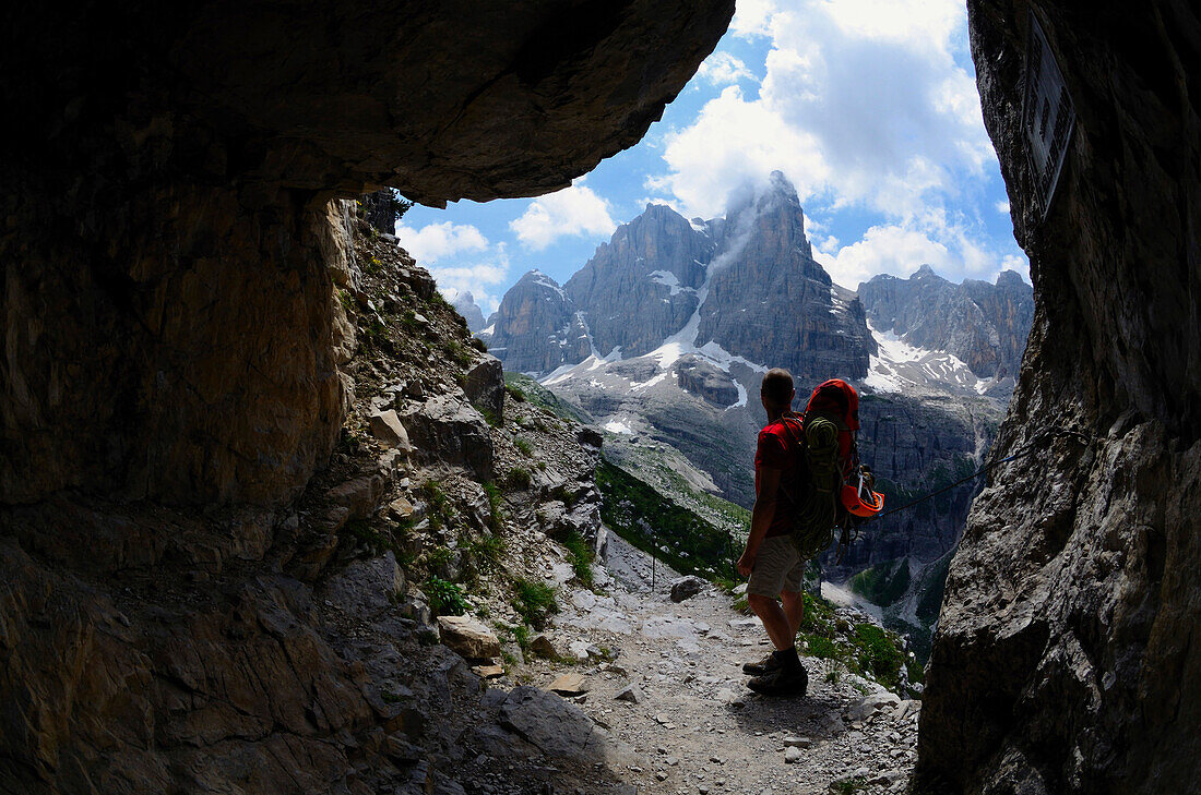 Mountaineer ascending to Rifugio Brentei, Val Brentei, Brenta Dolomites, Trentino, Italien