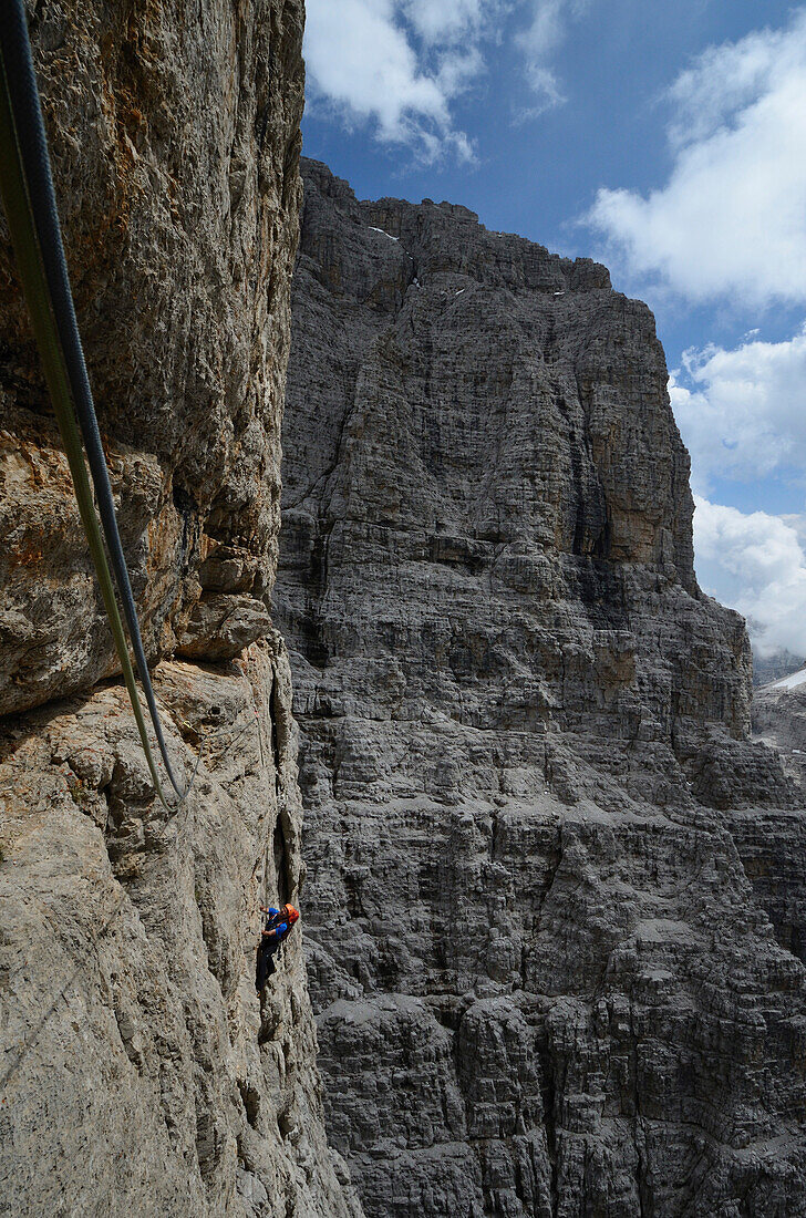 Kletterer in der letzten Seillänge der Fehrmann-Verschneidung, Campanile Basso, Trentino, Italien