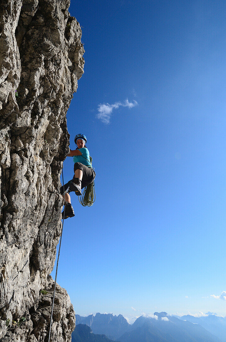 Frau klettert Constantini-Klettersteig, Cima Moiazza, Dolomiten, Venetien, Italien