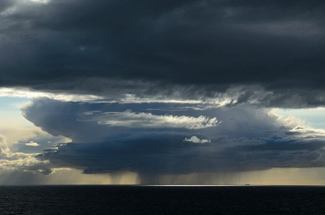 Regenwolken über dem Atlantik, Schottland, Großbritannien