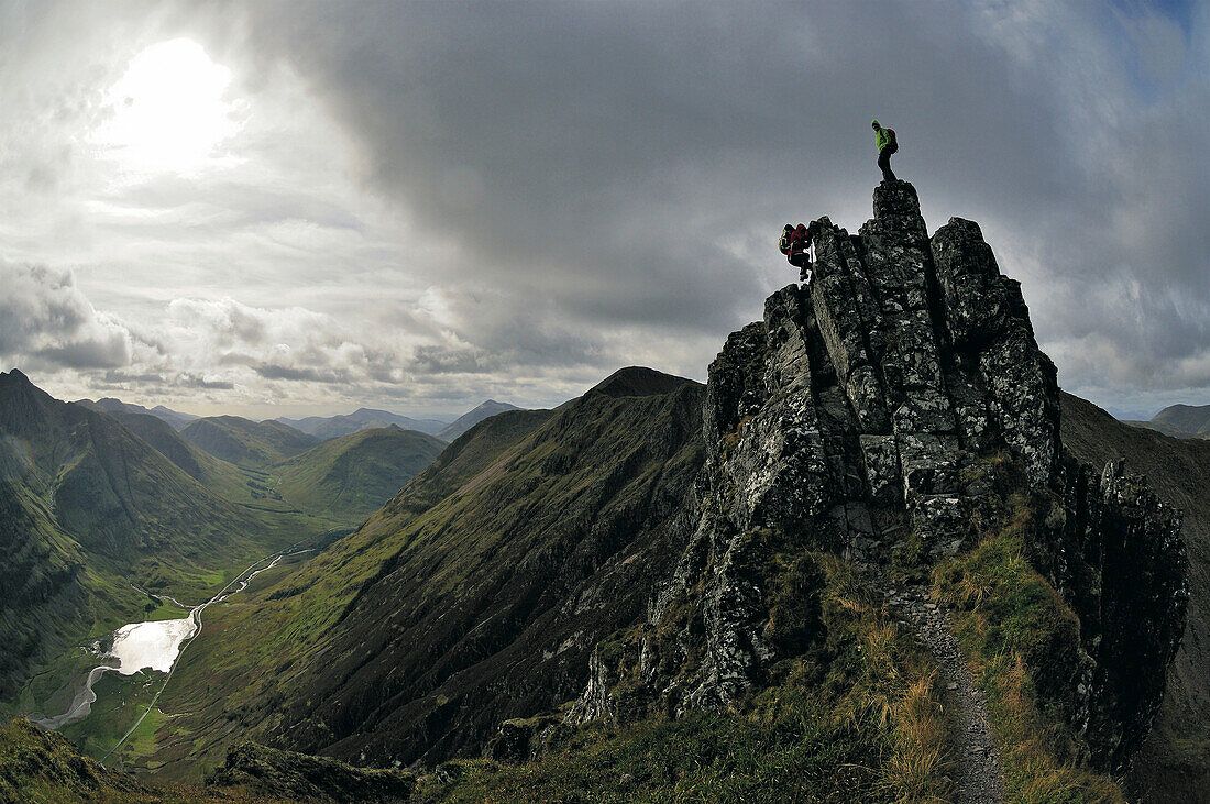 Bergwanderer bei der Gratüberschreitung Aonach Eagach, Glen Coe, Highlands, Schottland, Großbritannien