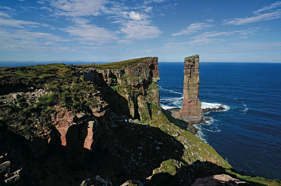 Zwei Wanderer auf der Steilküste, Old Man of Hoy, Hoy, Orkney Inseln, Schottland, Großbritannien