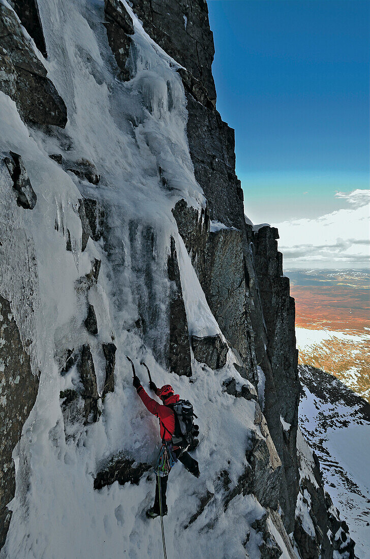 Kletterer im Polyphemus Gully, Lochnagar, Cairngorms, Grampian Mountains, Highlands, Schottland, Großbritannien