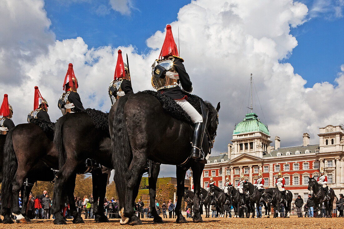 Wachablösung zu Pferd, Horse Guards Parade, London, England, Vereinigtes Königreich