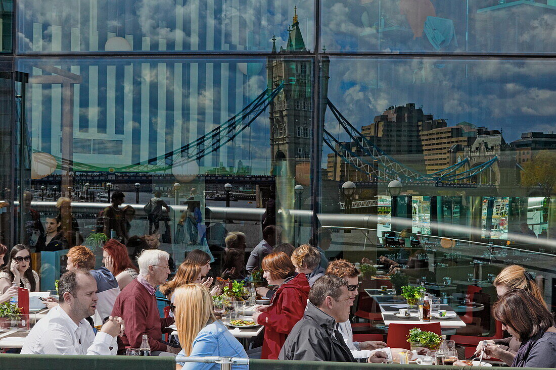 Reflektion der Tower Bridge in der Fassade eines Restaurants im Komplex More London Riverside, Southwark, London, England, Vereinigtes Königreich