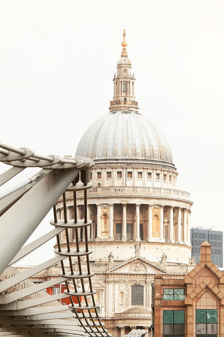 Millenium Bridge und St. Paul's Cathedral, City, London, England, Vereinigtes Königreich