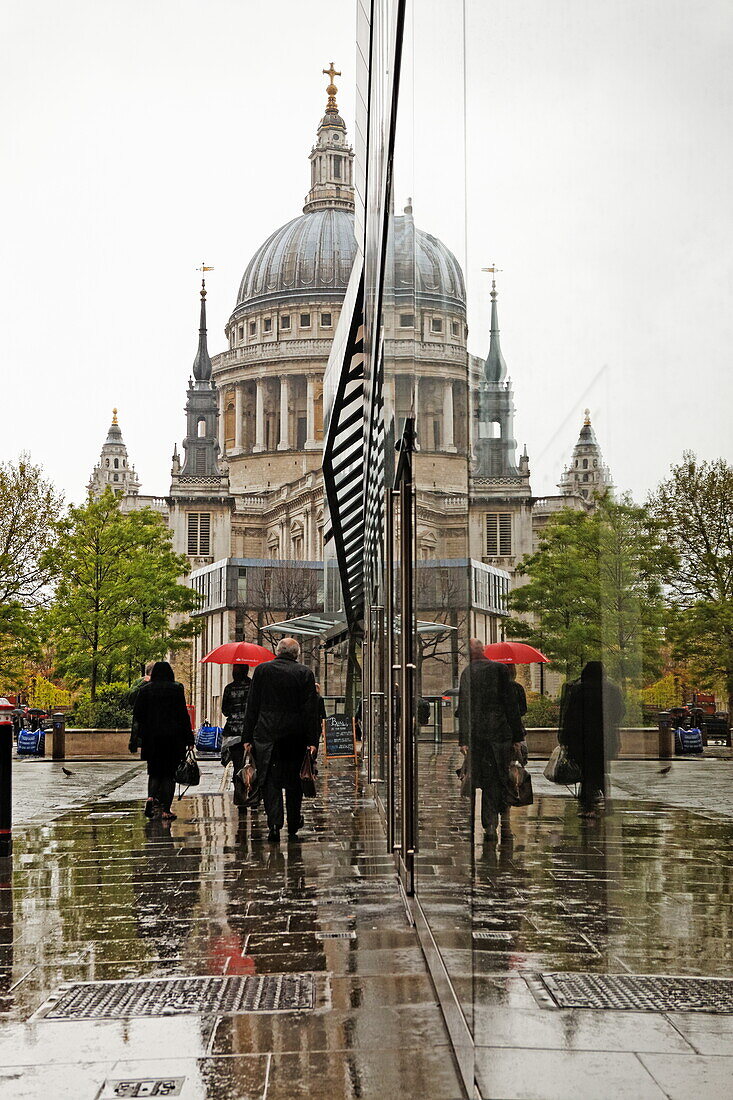Spiegelung der St. Paul's Cathedral in der Fassade von One New Change, City, London, England, Vereinigtes Königreich