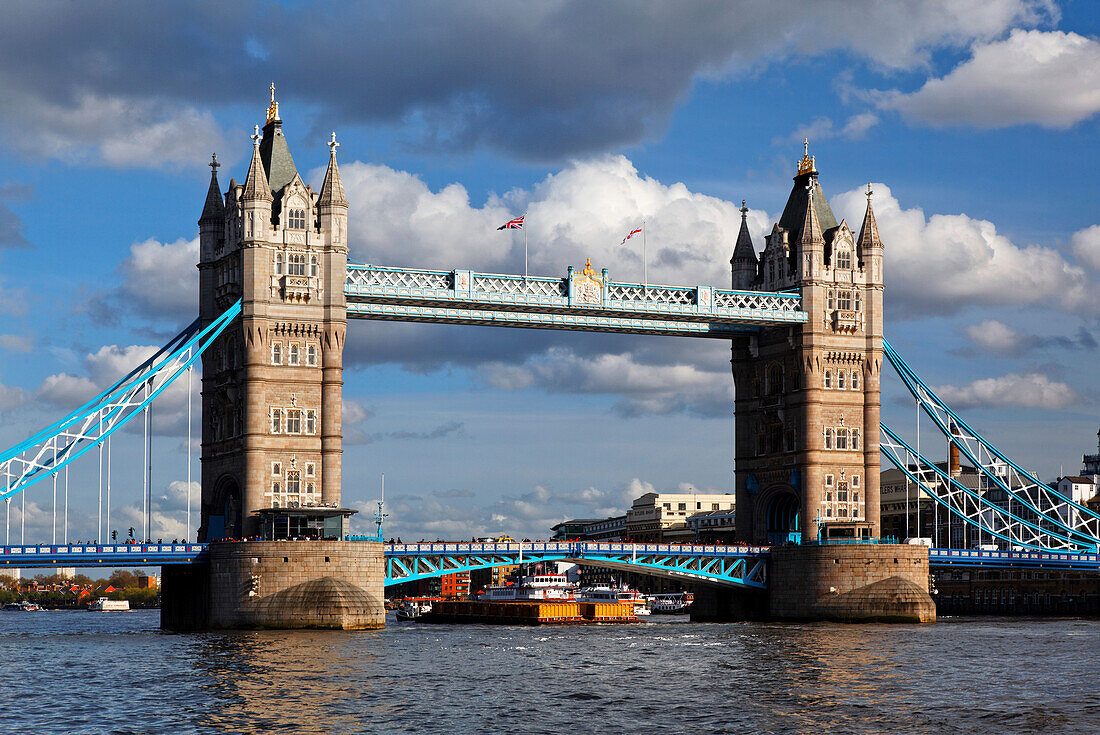 Themse und Tower Bridge, London, England, Vereinigtes Königreich