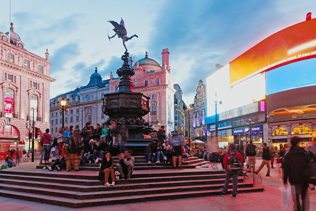 Picadilly Circus mit der Eros Statue, West End, London, England, Vereinigtes Königreich