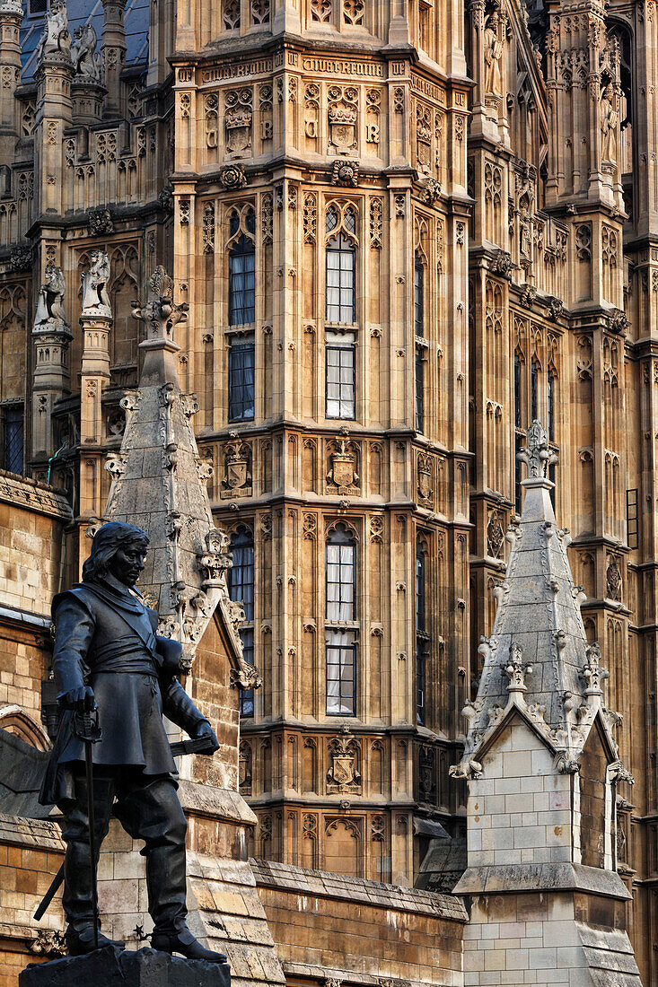 Statue von Oliver Cromwell vor dem Westminster Palace, auch Houses of Parliament genannt, Westminster, London, England, Vereinigtes Königreich
