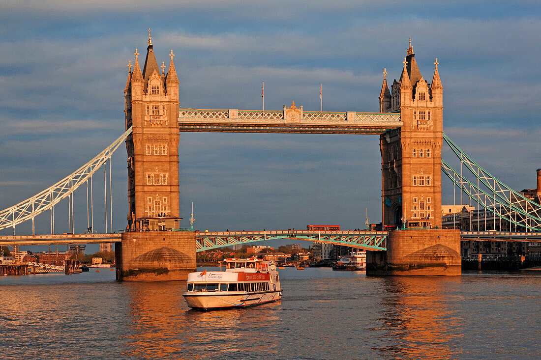 Themse und Tower Bridge, London, England, Vereinigtes Königreich