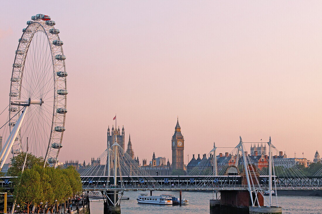 South Bank, London Eye, Themse und Westminster Palace, aka Houses of Parliament, Westminster, London, England, Vereinigtes Königreich